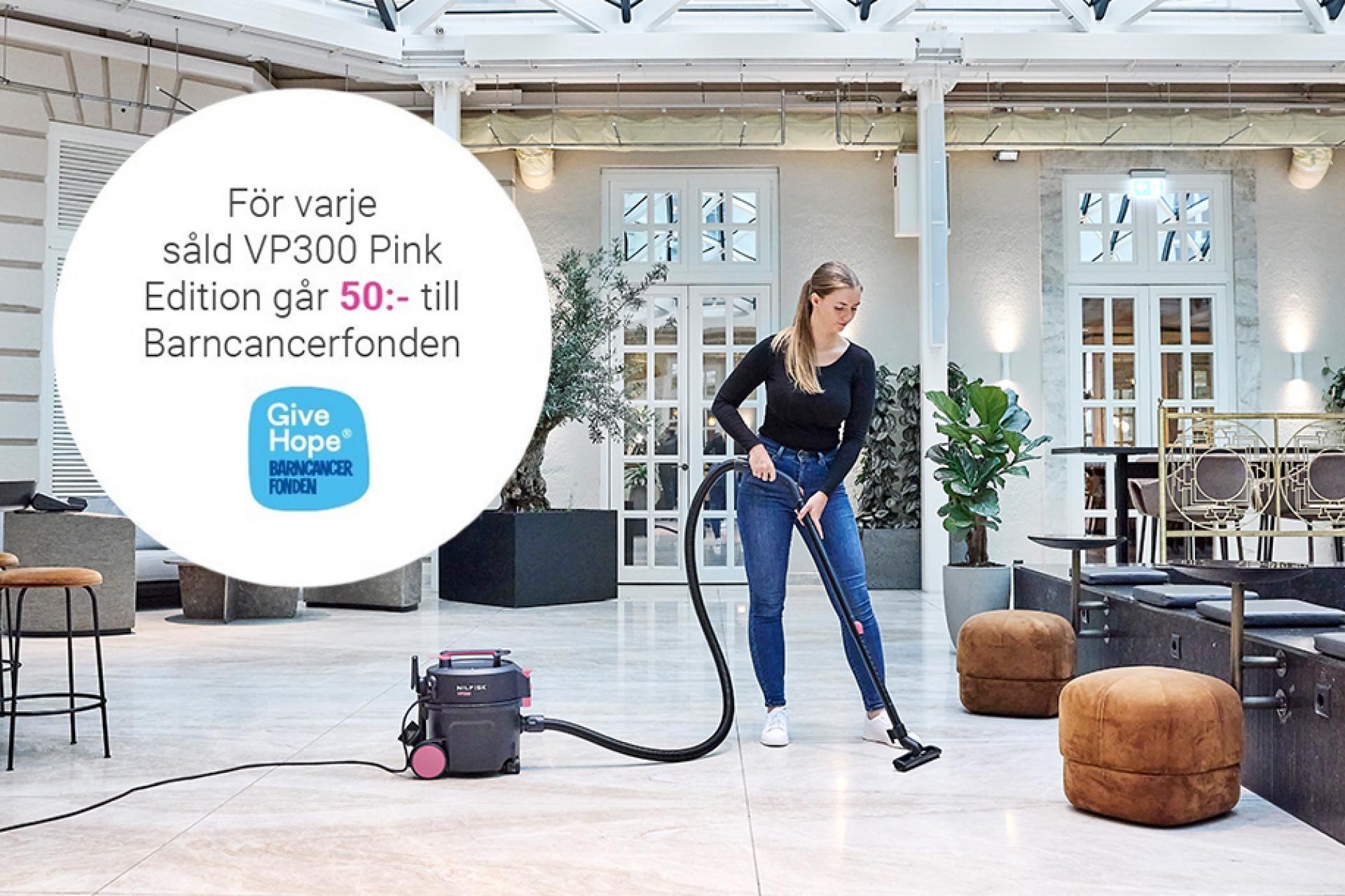 Person städare med Nilfisk VP300 dammsugare