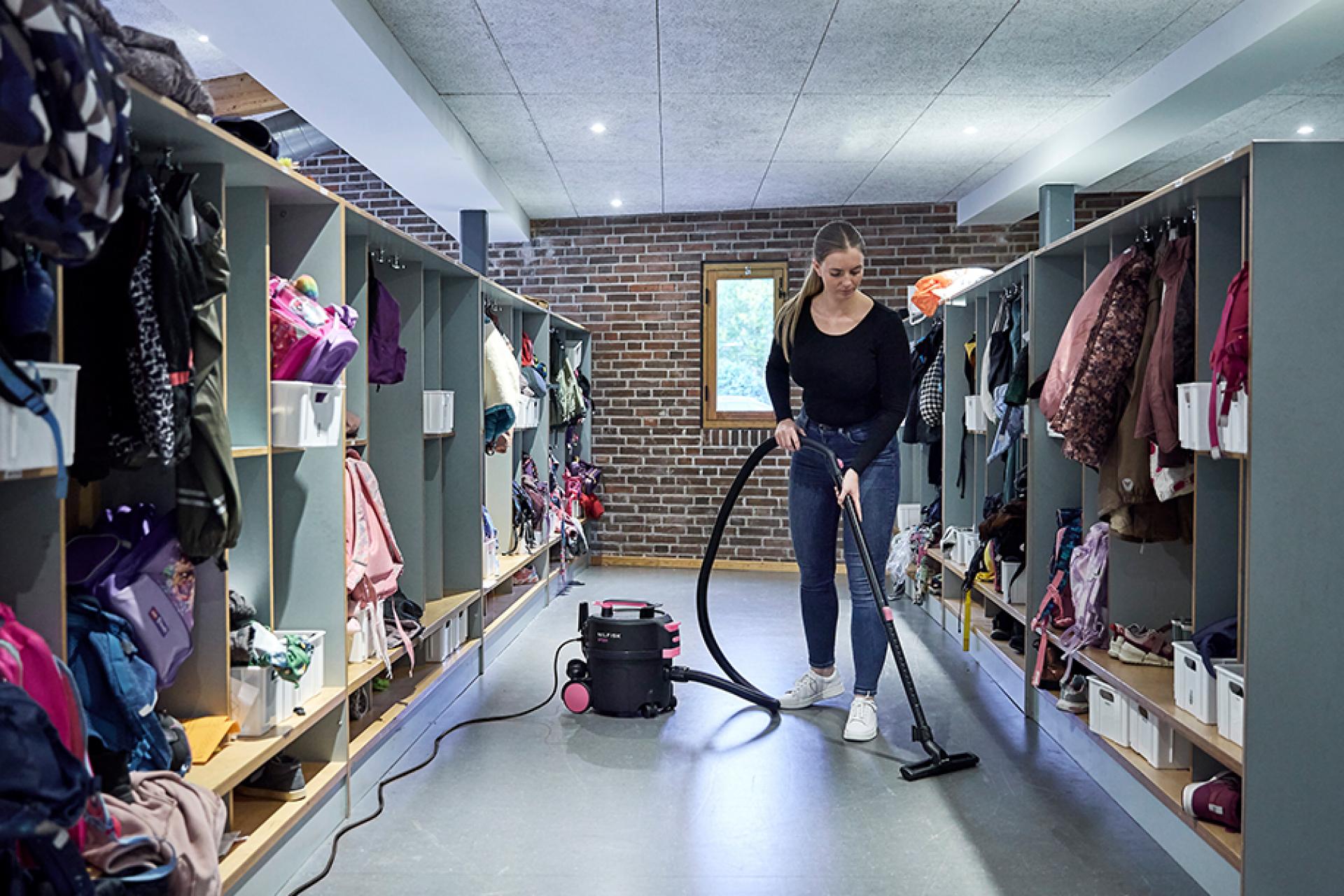 Person städar med Nilfisk VP300 Pink