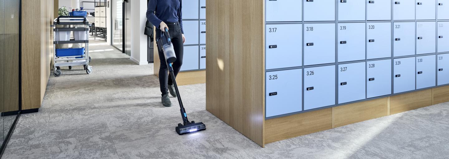 Nilfisk städmaskin i omklädningsrum