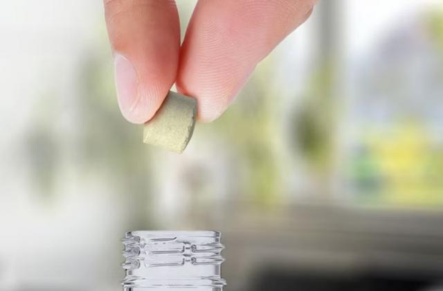 En Ownwell-tablet släpps ner i en flaska